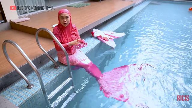 Sedang Hamil Besar, Ini 7 Potret Ria Ricis Menyelam Pakai Ekor Putri Duyung