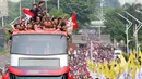 Bus yang ditumpangi Timnas Indonesia U-22 melewati pusat Flyover Jl. Gerbang Pemuda saat pawai kontingen Indonesia untuk SEA Games 2023 yang bertajuk Kira87uara yang berlangsung di Jakarta, Jumat (19/05/2023). (Bola.com/Bagaskara Lazuardi)