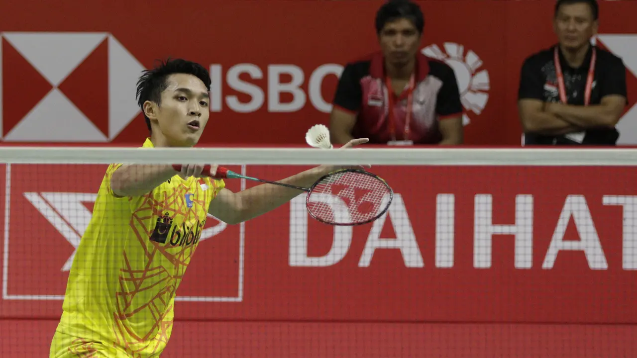Tunggal putra Indonesia, Jonatan Christie, berusaha mengembalikan kok saat melawan tunggal China. (Bola.com/M. Iqbal Ichsan)