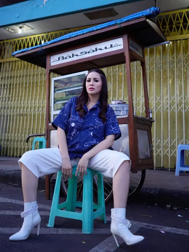 6 Gaya Momo Geisha saat Beli Bakso di Pasar Baru Malang, Curi Perhatian