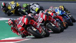 Pebalap Ducati, Danilo Petrucci memimpin balapan MotoGP Italia 2019 di Sirkuit Mugello, Minggu (2/6). Petrucci finis pertama dengan catatan waktu 41 menit 33,794 detik. (AP/Antonio Calanni)