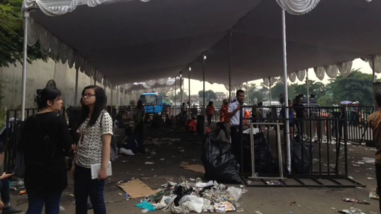 Tempat Penjualan Tiket One Direction Penuh Sampah
