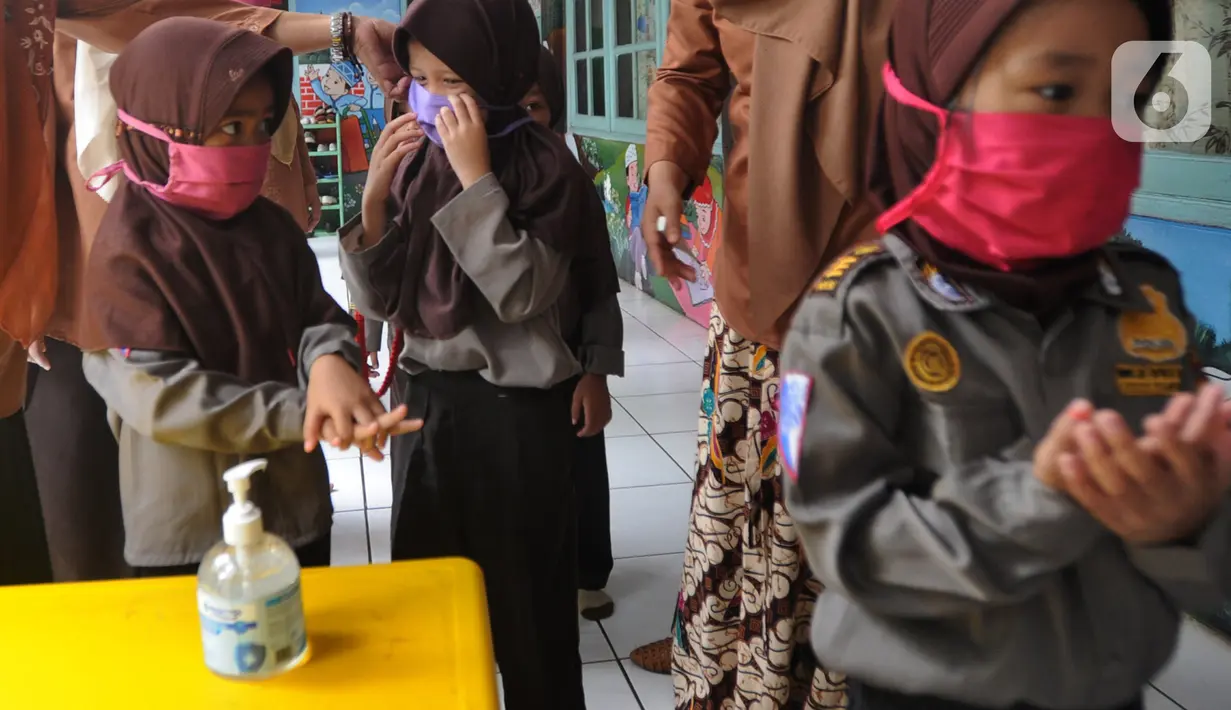 Murid Taman Kanak-kanak (TK) mencuci tangan dengan cairan antiseptik di  TK RA Hidayatusshibyan Cinere, Depok, Kamis (5/3/2020). Pihak sekolah menerapkan hidup bersih dengan mencuci tangan sebelum masuk kelas sebagai antisipasi mencegah wabah virus Corona COVID-19. (merdeka.com/Arie Basuki)