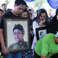 Isak tangis dan kepedihan dari para pelayat saat mengantarkan almarhum Deddy Sutomo ke peristirahatan terakhirnya. Artis senior itu diketahui meninggal dunia pada Rabu (18/4/2018) pagi. (Adrian Putra/Bintang.com)