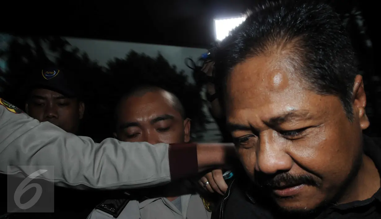 Ekspresi Politisi Partai Golkar, Budi Supriyanto ketika tiba di Gedung KPK usai dijemput paksa dari Semarang, Jakarta,Selasa (15/3/2016). Budi Supriyanto tak berkomentar sedikitpun saat tiba di gedung KPK. (Liputan6.com/Helmi Afandi)