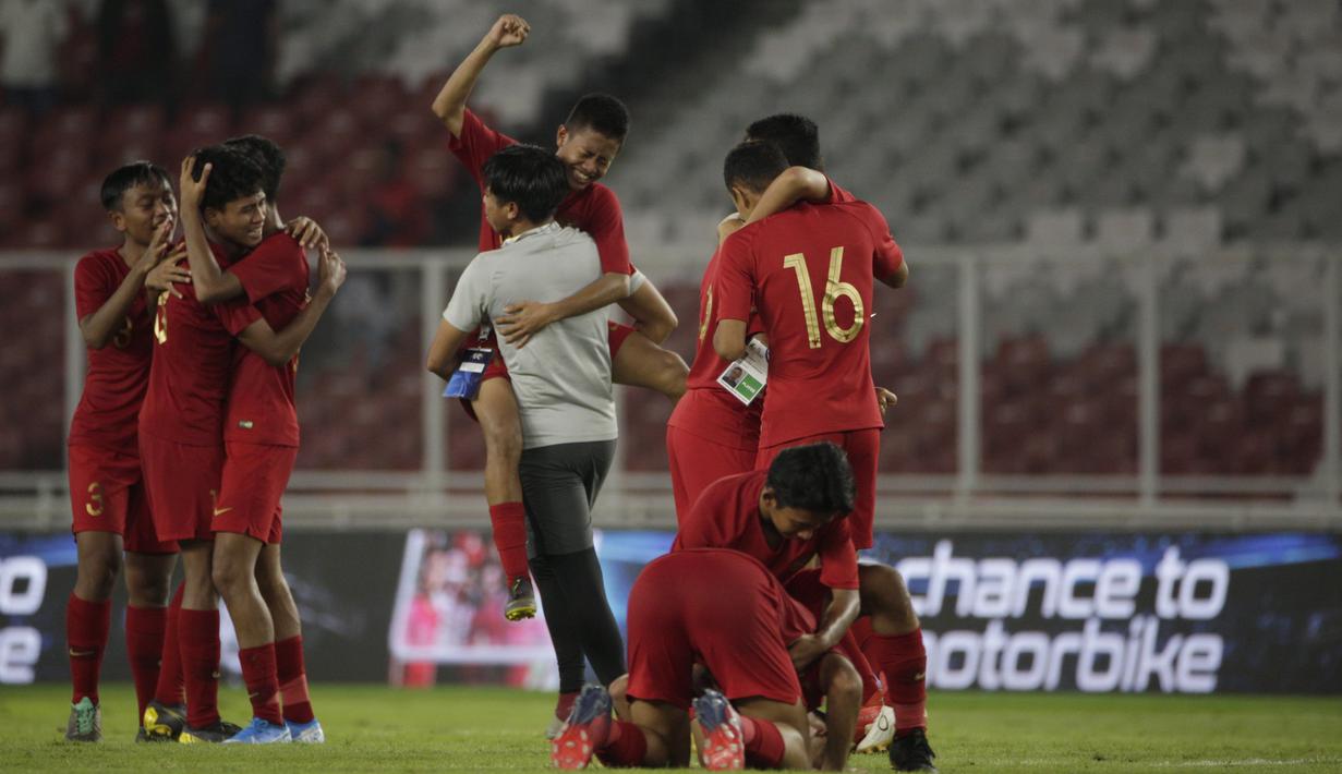 Para pemain Timnas Indesia U-16 melakukan selebrasi usai melawan China pada Kualifikasi Piala AFC U-16 2020 di SUGBK, Jakarta, Minggu (22/9). Kedua negara bermain imbang 0-0. (Bola.com/Vitalis Yogi Trisna)