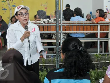 Ibunda Calon Wakil Gubernur DKI Sandiaga Uno, Mien Uno ikut berkampanye bersama anaknya di Petojo, Jakarta Pusat, Jumat (17/3). Mien Uno ikut berkampanye dan mensosialisasikan program pasangan Anies Baswedan - Sandiaga Uno. (Liputan6.com/Yoppy Renato)