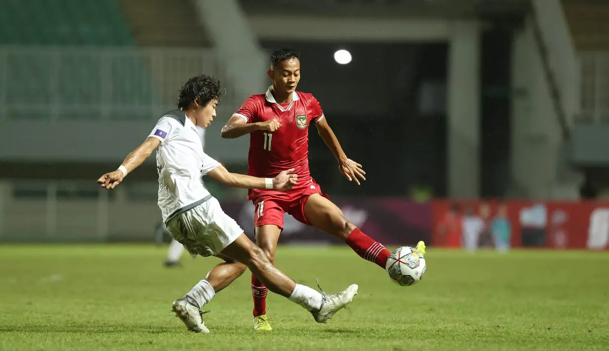 Pemain Timnas Indonesia U-17, M Riski Afrisal berebut bola dengan Timnas Guam U-17  dalam laga Kualifikasi Piala Asia U-17 2023 Grup B di Stadion Pakansari, Cibinong, Kabupaten Bogor, Jawa Barat, Senin (3/10/2022). Tim besutan Bima Sakti Tukiman itu menghajar Guam 14-0 pada laga pertama. (FOTO: Dok. PSSI)