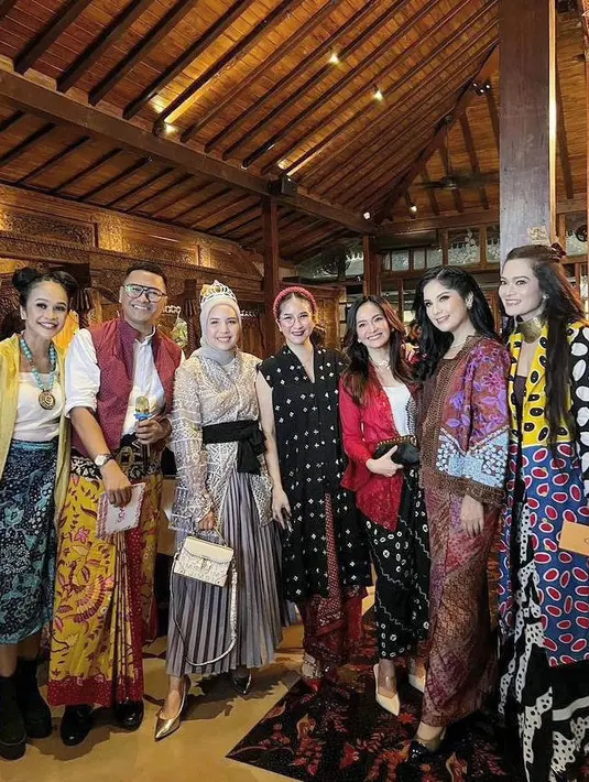 Hadir dalam acara tersebut diantaranya ada Krisdayanti, Desy Ratnasari, Melly Manuhutu, Zhezhe Shahab, Novita Anggie, Annisa Yudhoyono, Andhara Early, Tya Ariestya, Ersya Mayori, Ayu Shita dan masih banyak lagi. [Instagram/novitaangie]