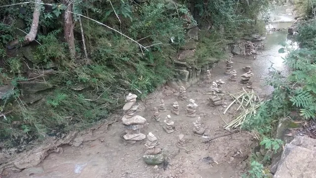 Batu bertumpuk warnai jernihnya sungai brongkol argodadi sedayu