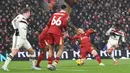 Pemain Manchester United, Amad Diallo mencetak gol ke gawang Liverpool pada laga lanjutan Liga Inggris 2024/2025 di Anfiled, Liverpool, Inggris, Minggu (05/01/2025). (AFP/Darren Staples)