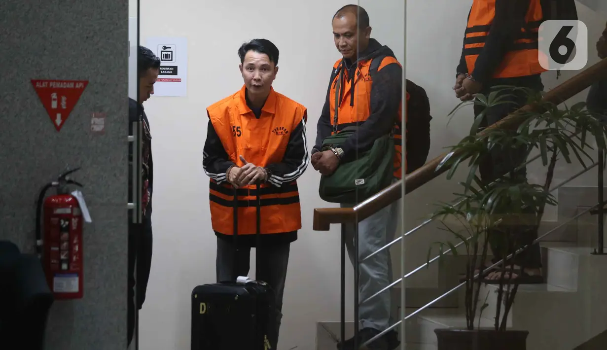 KPK menduga Muhammad Fikri Thobari menerima suap dari pihak swasta terkait ijon proyek di lingkungan Pemerintahan Kabupaten Rejang Lebong. Tampak dalam foto, Bupati Rejang Lebong, Muhammad Fikri Thobari, saat digiring petugas menuju mobil tahanan usai menjalani pemeriksaan di Gedung Merah Putih Komisi Pemberantasan Korupsi (KPK), Jumat (11/3/2026) dini hari WIB. (Liputan6.com/Helmi Fithriansyah)