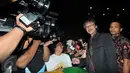 Dirjen EBTKE, Rida Mulyana (kanan) memberikan keteranga pers usai jalani pemeriksaan di Gedung KPK Jakarta,(6/11/15). Rida Mulyana diperiksa sebagai saksi untuk tersangka Dewie Yasin Limpo. (Liputan6.com/Helmi Afandi)