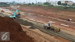 Sejumlah alat berat saat mengerjakan proyek pembangunan Jalan Tol Cinere-Jagorawi di Depok, Jawa Barat, Senin (22/2). Keterlambatan pembebasan lahan menjadi penyebab Musala tersebut masih berdiri kokoh. (Liputan6.com/Immanuel Antonius)