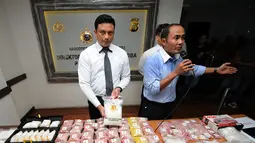 Direktur Resnarkoba Polda Metro Jaya, Kombes Pol Eko Daniyanto (kanan) memberikan sejumlah keterangan terkait pengungkapan kasus narkoba sejak September hingga Oktober 2014 di Mapolda Metro Jaya, Kamis (13/11/2014). (Liputan6.com/Helmi Fithriansyah)