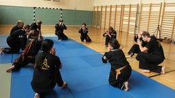 Guru dan para murid sekolah pencak silat Anak Harimau memberikan hormat usai menjalani latihan di Volkschule Ladendorf, Provinsi Lower, Austria. (Bola.com/Reza Khomaini)