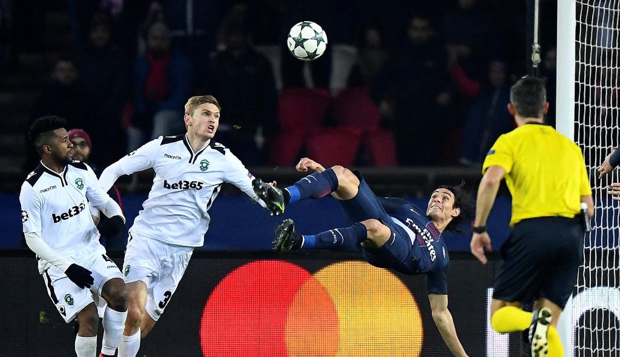 Striker PSG, Edinson Cavani, saat mencetak gol dengan tendangan salto ke gawang Ludogorets dalam laga Grup Liga Champions di Stadion Parc des Princes, Paris, (6/12/2016).  (AFP/Franck Fife)