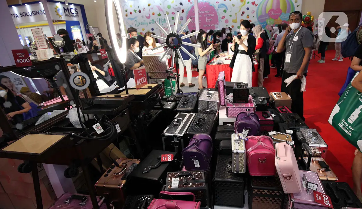 Pengunjung memilih produk kecantikan saat pameran Cosmobeaute Indonesia 2022 di Jakarta Convention Center (JCC), Senayan, Jakarta, Kamis (3/11/2022). Cosmobeaute Indonesia 2022 menghadirkan lebih dari 600 brand dan 200 perusahaan dari Indonesia, Tiongkok, India, Korea, Malaysia dan Singapura. (Liputan6.com/Johan Tallo)