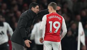 Pelatih Arsenal, Mikel Arteta (kiri), memberikan instruksi kepada pemainnya, Leandro Trossard, pada laga Premier League/Liga Inggris antara Arsenal vs Aston Villa di London, Selasa, 30 Desember 2025. (AP Photo/Alastair Grant)