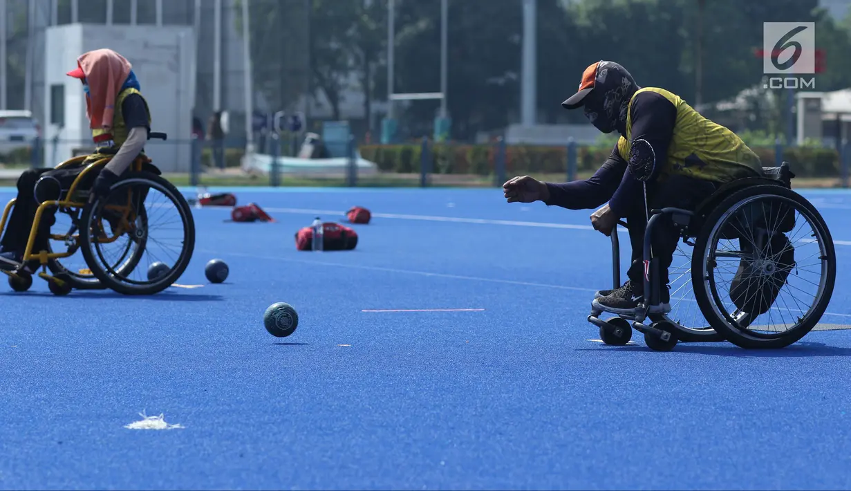 Atlet Para Games Indonesia cabang olahraga Lawn Bowls saat latihan di Lapangan Hoki Kompleks GBK, Jakarta, Selasa (18/9). Latihan ini adaptasi lapangan sekaligus persiapan jelang Asian Para Games 2018. (Liputan6.com/Helmi Fithriansyah)