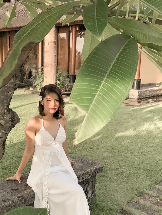 Cukup sering terlihat tampil kasual, akan tetapi gaya busana wanita kelahiran 1984 ini tetap stylish. Seperti ketika berlibur, ia tampil santai dengan dress berwarna putih. Rambut yang dibiarkan terurai ini membuatnya makin memesona. (Liputan6.com/IG/@tentangtiwi)