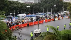 Para pengunjuk rasa (kiri) memadati halaman Parlemen ketika polisi (kanan) mengawasi pada hari kelima demonstrasi menentang pembatasan COVID-19 di Wellington, Selandia Baru, 12 Februari 2022. Aksi ini terinspirasi oleh demonstrasi serupa di Kanada. (MARTY MELVILLE/AFP)