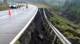 Sebagian tanah longsor akibat gempa berkekuatan 7,6 SR melanda Pulau Chiloe, Chili, Minggu (25/12). Sejauh ini belum ada laporan korban jiwa.( REUTERS / Stringer )