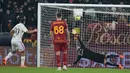 Pemain Cremonese Cyriel Dessers mencetak gol ke gawang AS Roma pada pertandingan sepak bola Coppa Italia di Olympic Stadium, Roma, Italia, 1 Februari 2023. AS Roma kalah 1-2 dari Cremonese dan harus tersingkir dari Coppa Italia. (Alfredo Falcone/LaPresse via AP)