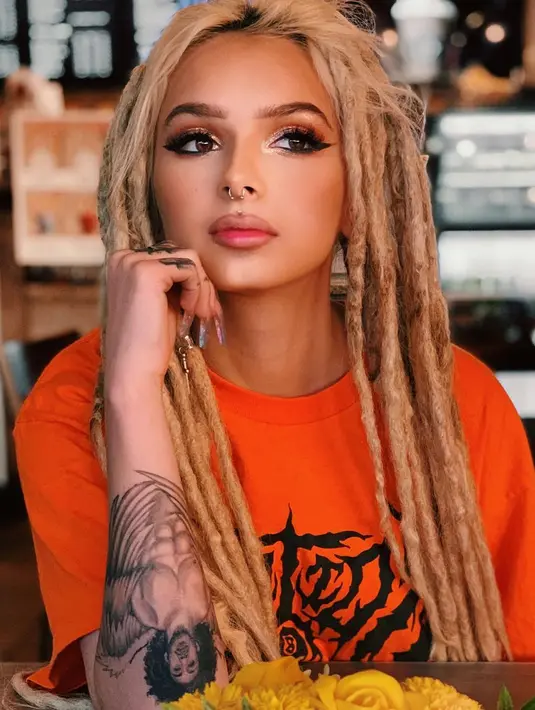 Zhavia bukan baru kali ini mengisi soundtrack sebuah film. Ia pernah menggaram soundtrack Deadpool bersama dengan Diplo dengan judul To The Party. (Liputan6.com/IG/@zhaviaward)