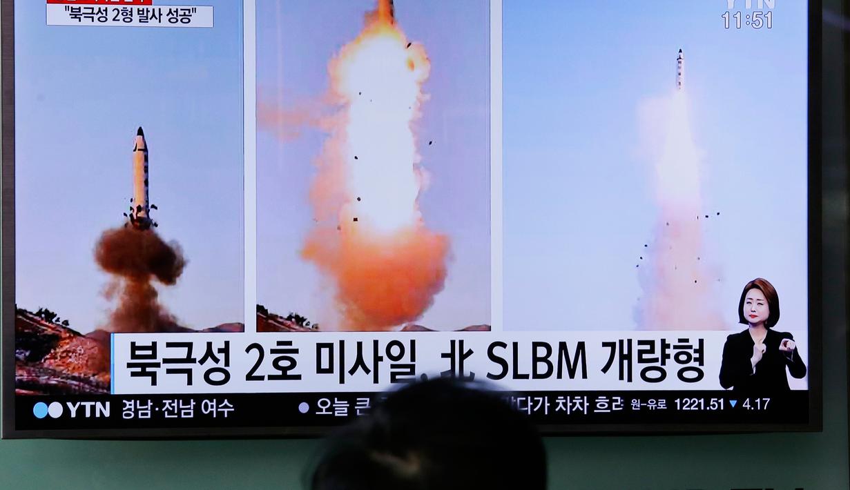 Seorang pria menonton berita TV yang menunjukkan peluncuran Rudal Pukguksong-2, Seoul, Korea Selatan, Senin (13/2). KCNA menyebut rudal Pukguksong-2 sebagai "senjata strategis jenis baru gaya Korea" yang telah dikembangkan. (AP Photo / Ahn Young-joon)