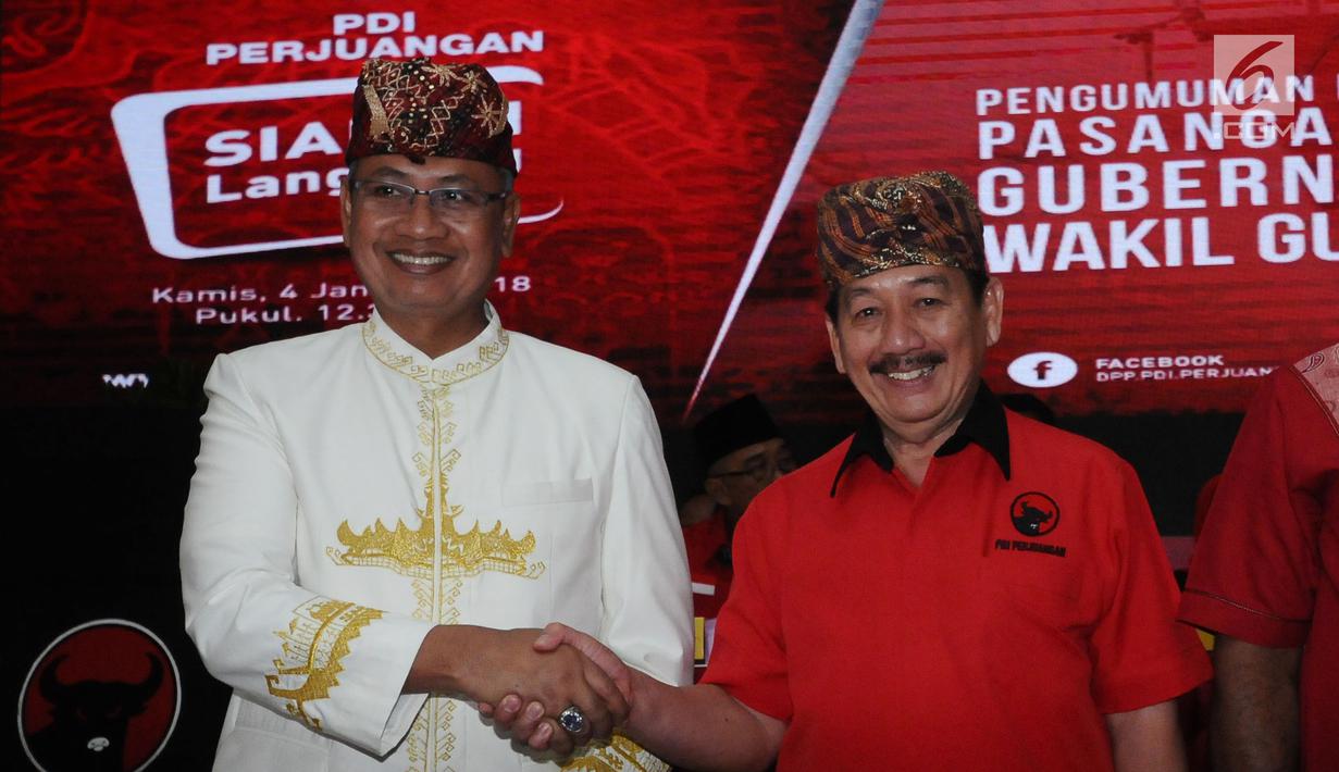 Herman Hasan Nusi (kanan) bersalaman dengan Sutono usai diumumkan maju menjadi Balon Cagub/Cawagub dalam Pilkada Lampung 2018 oleh Ketua PDIP, Megawati Sukarnoputri di Jakarta, Kamis (4/1). (Liputan6.com/Helmi Fithriansyah)