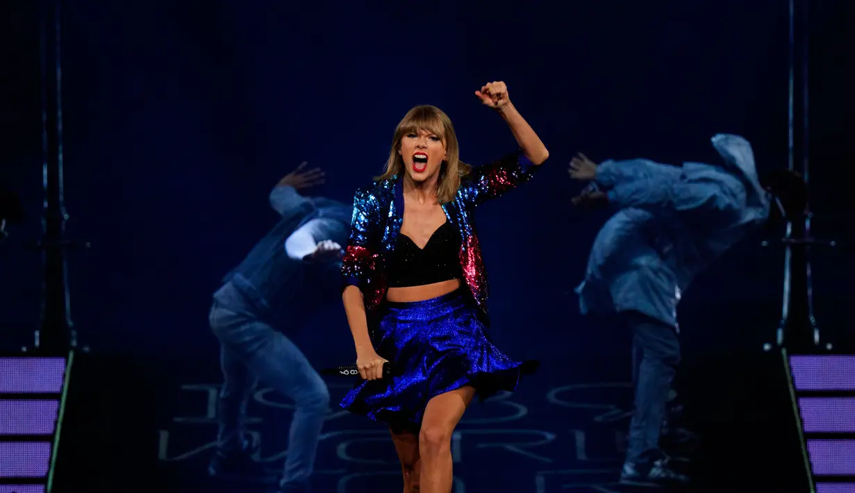 Pemberitaan soal Taylor Swift tak kunjung usai. Seperti yang diberitakan majalah OK, dikabarkan bahwa Taylor Swift Hamil. Terlihat dengan perut besarnya saat difoto untuk cover majalah OK. (AFP/Bintang.com)