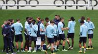 Pemain Club Brugge menghadiri sesi latihan menjelang bertandang ke markas Atletico Madrid pada matchday 4 Grup B Liga Champions di stadion Wanda Metropolitano di Madrid, Selasa (11/10/2022). Berbanding terbalik, Club Brugge sukses tampil garang sehingga berhasil memuncaki klasemen sementara lewat koleksi sempurna 9 poin. (Thomas COEX / AFP)
