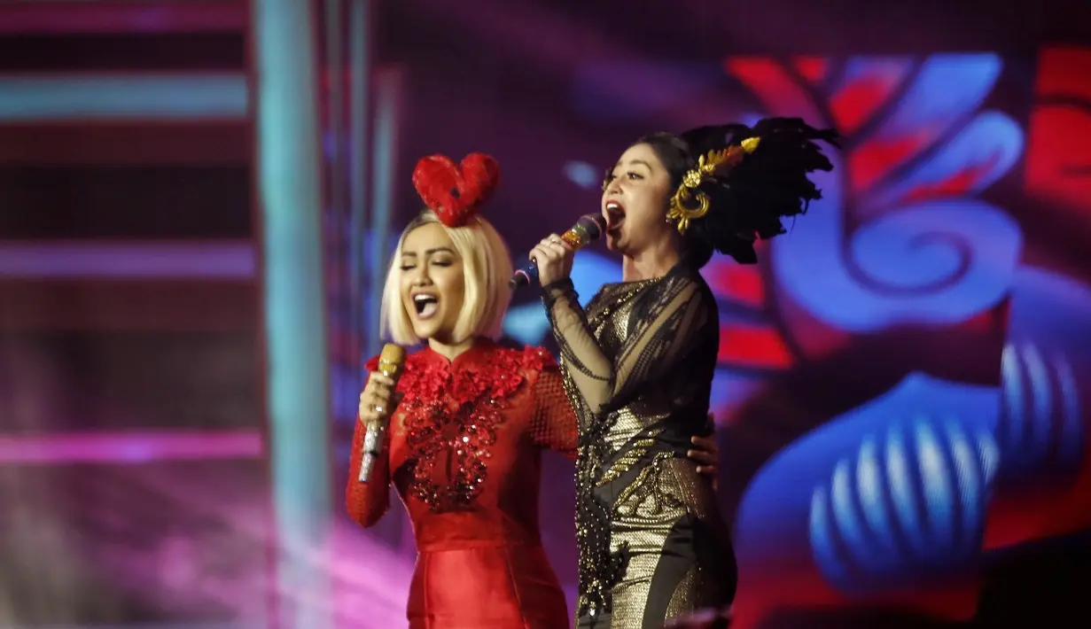 "Saya sangat bangga sama mbak Jupe. Bagaimanapun keadaannya, kita harus kuat menjalani cobaan. Belum tentu juga seorang Depe kuat menghadapi cobaan yang demikian seperti mbak Jupe," ucap Dewi Perssik di atas panggung. (Adrian Putra/Bintang.com)