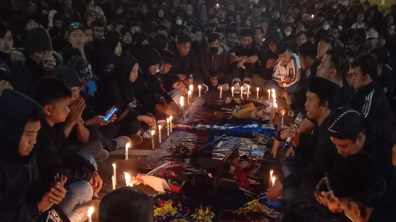 Aremania Doa Bersama dan Tuntut Pelaku Penembakan Gas Air Mata Diadili