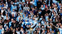 Para pemain Manchester City memamerkan trofi Liga Primer Inggris ke arah para suporter yang memadati Stadion Etihad, Manchester (11/5/2014). (REUTERS/Darren Staples)