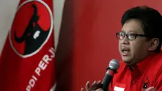 Sekjen PDIP Hasto Kristiyanto memberikan keterangan pers menjelang HUT ke-42 PDIP di Jakarta, Jumat (9/1/2015). (Liputan6.com/Faizal Fanani)