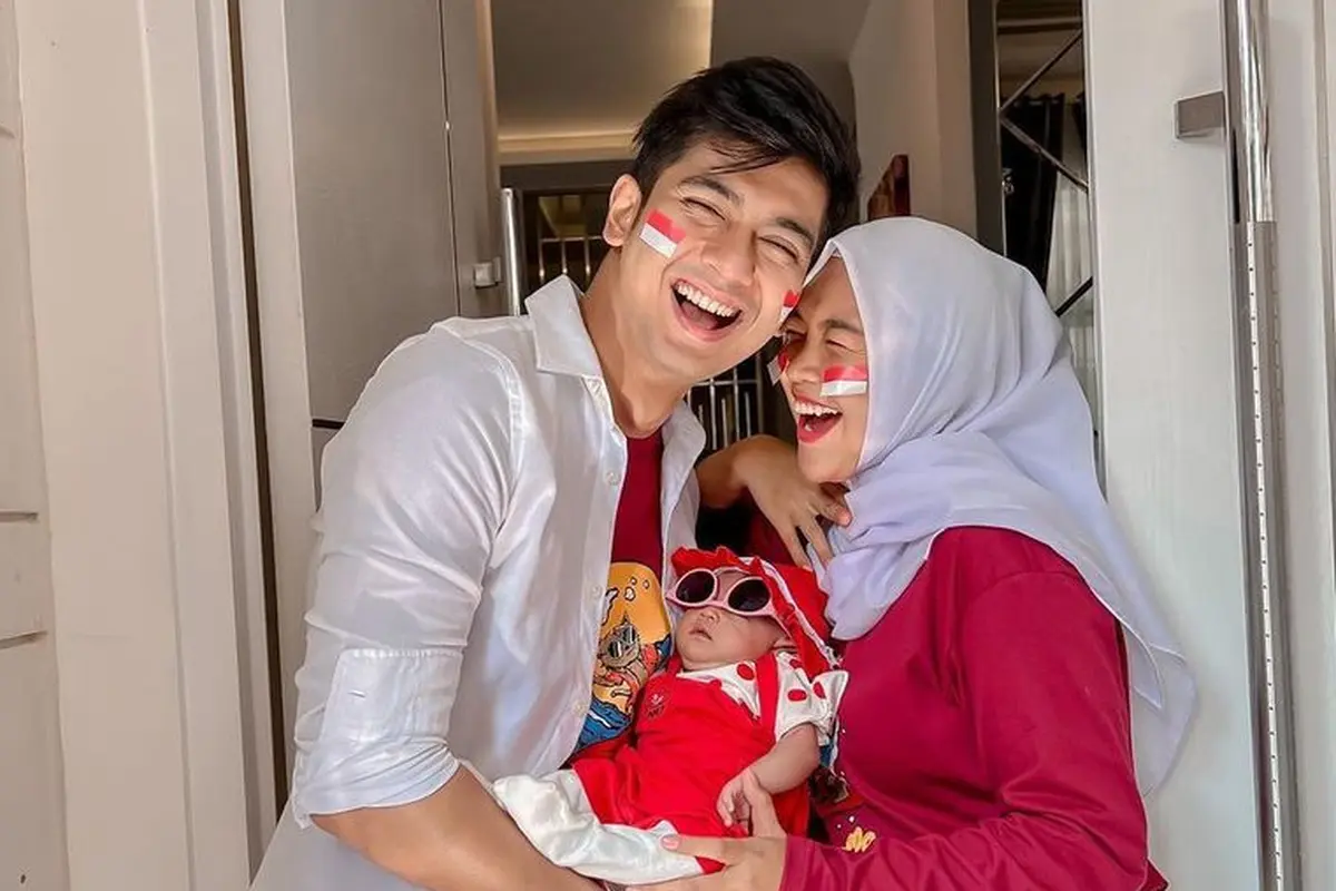 8 Potret Kompak Ria Ricis Kembaran Baju dengan Teuku Ryan dan Baby Moana, Family Goals Banget