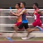 Para pelari beradu cepat saat tampil pada Kejurnas Atletik 2019 nomor 4x100 meter estafet senior putra di Stadion Pakansari, Bogor, Rabu (8/8). Kejurnas Atletik berlangsung dari 3-7 Agustus. (Bola.com/Peksi Cahyo)