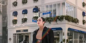 Dalam momen liburannya di Korea Selatan, Chelsea tampil memukau dengan paduan long coat hitam dan korset bermotif batik yang memancarkan kesan klasik nan modern. [Foto:@wiinsoon].
