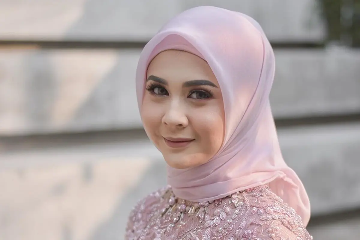 Mantap Berhijab Usai Dilamar, Ini 6 Potret Terbaru Kesha Ratuliu yang Makin Anggun