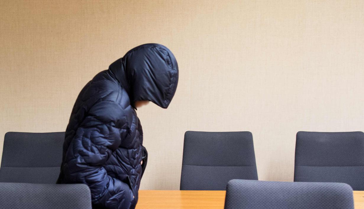 Mantan agen rahasia Werner Mauss saat menjalani persidangan di pengadilan Bochum, Jerman barat, (5/10). Werner Mauss dituduh menyembunyikan sekitar € 50 juta ($ 59 juta) dari otoritas pajak dari tahun 2002 sampai 2011. (AFP Photo/Marcel Kusch)