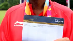 Atlet catur Asian Para Games 2018, Hendi Wirawan menunjukkan buku tabungan berisi bonus sebesar Rp 2,25 M di Istana Bogor, Jakarta, Sabtu (13/10). Hendi mendapat bonus dari pemerintah setelah mendapatkan dua medali emas. (Liputan6.com/HO/Randy)