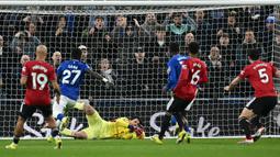 Pemain berkebangsaan Belgia tersebut juga sukses melakukan penyelamatan-penyelamatan penting yang membuat gawang MU tak kebobolan. (AFP/Paul Ellis)