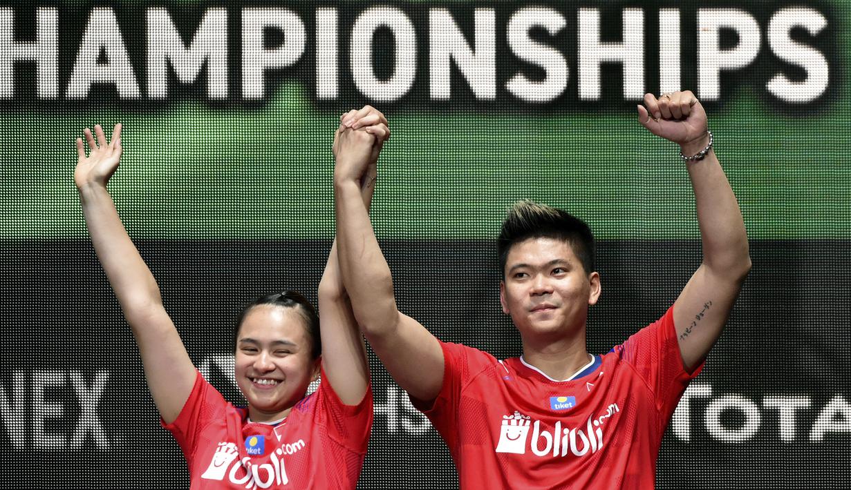 Pasangan Indonesia, Praveen Jordan/Melati Daeva Oktavianti melakukan selebrasi usai meraih juara All England 2020 dengan mengalahkan wakil Thailand Dechapol Puavaranukroh/Sapsiree Taerattanachai di Birmingham Arena, Minggu (15/3/2020). (AP/Rui Vieira)