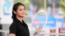 Aktris sekaligus model, Gege Elisa Joy Callista saat tampil pada pertandingan tenis nomor ganda campuran Turnamen Olahraga Selebriti Indonesia (TOSI) yang digelar di GOR UNJ, Jakarta, Sabtu (15/07/2023). Gege yang berpasangan dengan Ibnu Jamil berhasil mengalahkan pasangan Nagita Slavina dan Jeje Govinda dua set langsung (7-5, 7(7)-6(2)). (Bola.com/Abdul Aziz)