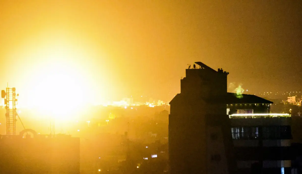 Bola api muncul setelah serangan udara Israel di Rafah, Jalur Gaza, Palestina, Senin (13/9/2021). Militer Israel menyatakan telah melancarkan serangan udara di Jalur Gaza. (SAID KHATIB/AFP)