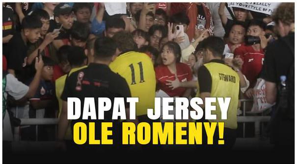 Dalam laga bersama Oxford United, Ole Romeny menunjukkan sisi humanisnya dengan memberikan jersey langsung kepada seorang suporter cilik. Ekspresi bahagia sang bocah bikin suasana makin haru dan penuh kehangatan. Simak detik-detik mengharukan momen s...