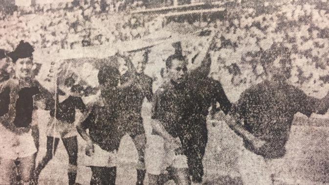 Pemain Persija merayakan kesuksesan menjadi juara perserikatan 1964. (Bola.com/Repro Aneka)