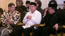 Menag Lukman Hakim Saifuddin (tengah) menghadiri pemakaman  KGPAA Paku Alam IX di Puro Pakualaman, Yogyakarta, Minggu (22/11/2015). Paku Alam IX meninggal pada Sabtu (21/11) dan akan dimakamkan di Astana Giri Gondo Kulon Progo. (Foto:Boy  Harjanto)